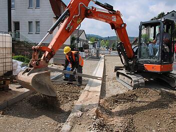 Mitarbeiter der Firma Bindrum bereiten den Untergrund der Kissinger Straße vor. Foto: Ralf Ruppert