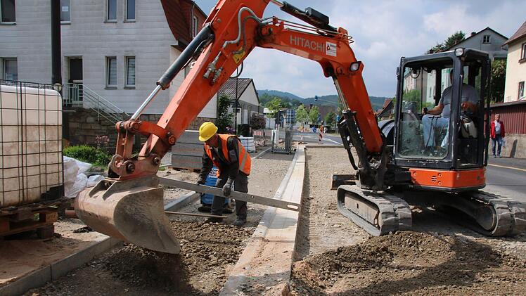 Mitarbeiter der Firma Bindrum bereiten den Untergrund der Kissinger Straße vor. Foto: Ralf Ruppert