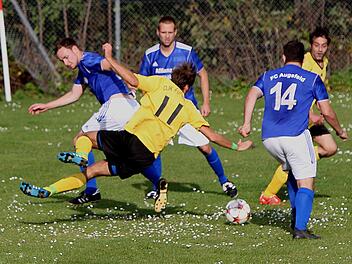 Der Fürnbacher Torschütze Simon Hellermann (Nummer  11) wird  von den Augsfeldern  noch vor dem Tor gestoppt. Rechts Dominik Husslein (Nummer 14)