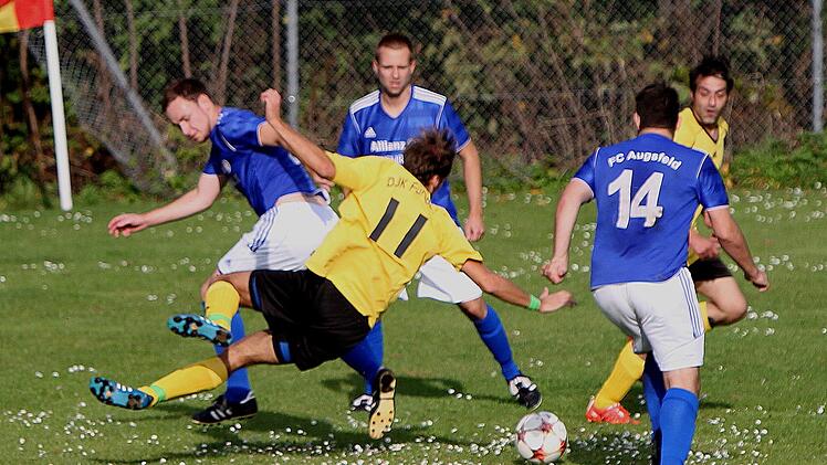 Der Fürnbacher Torschütze Simon Hellermann (Nummer  11) wird  von den Augsfeldern  noch vor dem Tor gestoppt. Rechts Dominik Husslein (Nummer 14)