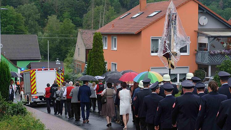 Der Paradezug führte von der Dorfkirche zur Festhalle. Foto: Gerd Schaar