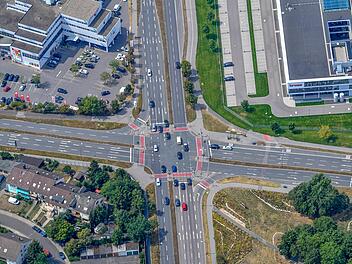 Die Kreuzung Berliner Ring/Memmelsdorfer Straße bleibt so stark frequentiert wie unfallträchtig.  Foto: Ronald Rinklef