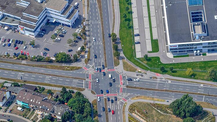 Die Kreuzung Berliner Ring/Memmelsdorfer Straße bleibt so stark frequentiert wie unfallträchtig.  Foto: Ronald Rinklef