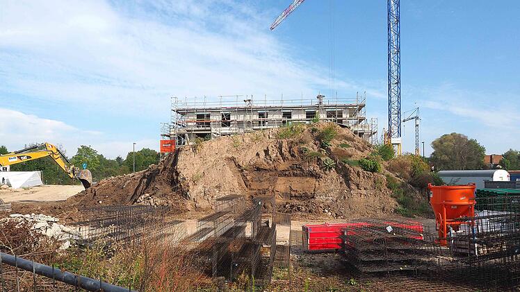 Auf dem Areal des einstigen Betonwerks Brockardt herrscht rege Betriebsamkeit. Neben der Brockardt-Wohnanlage will ein Investor ein Bed-and-Breakfast-Hotel mit 105 Betten sowie 35 Stellplätze errichten. Die Stadtplanung prüft die baurechtlichen Voraussetzungen und auch der gültige Erschließungsplan müsste dafür geändert werden.  Foto: Christoph Winter