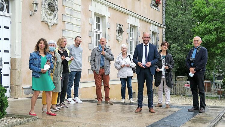 Auf der Terrasse des Schlosses Chassay (von links): Cathy und Dani&egrave;le Rivi&egrave;re, Vera Gies, Stadtrat M. Poillerat, Emmanuel und Elisabeth Guerin, B&uuml;rgermeister Anthony Descloziers sowie Colette und Jean-Claude Brethom&eacute;