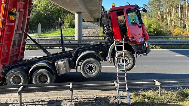 A73 bei Strullendorf: Laster bleibt an Br&uuml;cke h&auml;ngen