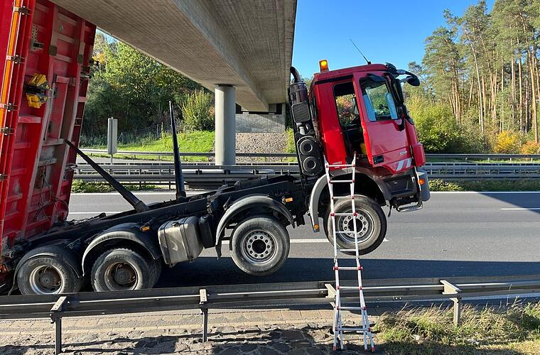 A73: Kipplaster bleibt an Brücke hängen - spektakulärer Unfall im Kreis Bamberg