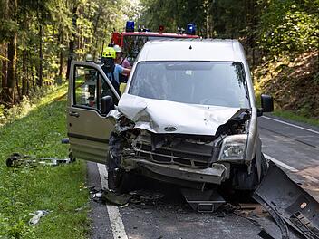 Autounfall im Kreis Forchheim: Fahrer und Beifahrerin verletzt