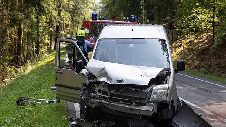 B303 bei Weitramsdorf: Vollsperrung nach schwerem Unfall im Begegnungsverkehr
