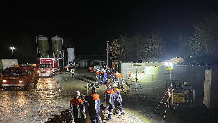 Feuerwehrkräfte beim Sandsäcke abfüllen