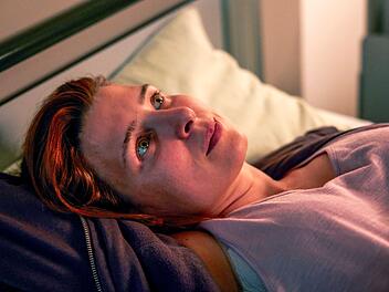 Annie Breuer (Martina Ebm) leidet unter einem organischen Psychosyndrom.