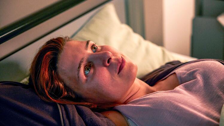 Annie Breuer (Martina Ebm) leidet unter einem organischen Psychosyndrom.