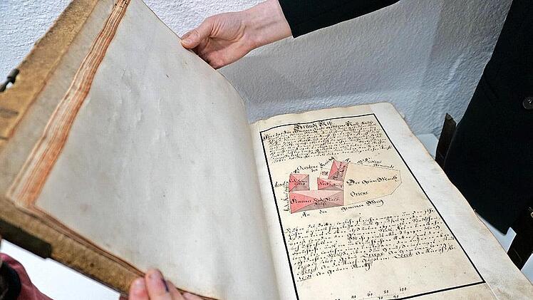 Zum Hochheben dieses Buches muss man schon Kraft mitbringen. Es enth&auml;lt Katastereintr&auml;ge der Stadt Forchheim.