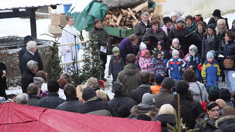 Weihnachtsmarkt Aufseß: Christkind Eva Nikol spricht den Prolog. Foto: Georg Wolf