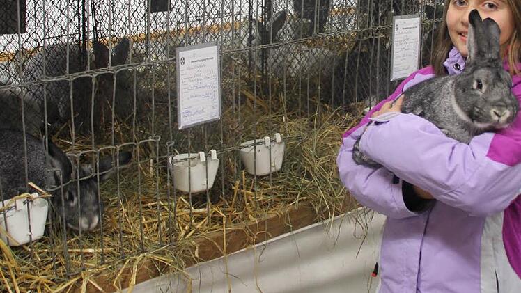 Anja Geuß (9) mit einem ihrer Lieblinge.
