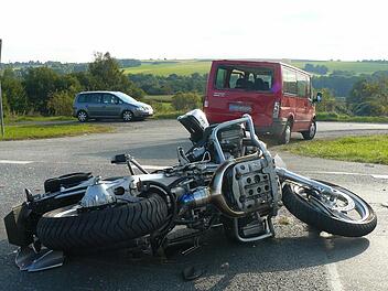 Schwere Verletzungen zog sich der Fahrer eines Motorrads zu, der auf der B 303 bei Ludwigschorgast einen Transporter rammte. Foto: Klaus-Peter Wulf
