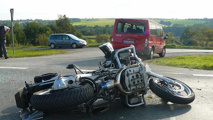 Schwere Verletzungen zog sich der Fahrer eines Motorrads zu, der auf der B 303 bei Ludwigschorgast einen Transporter rammte. Foto: Klaus-Peter Wulf