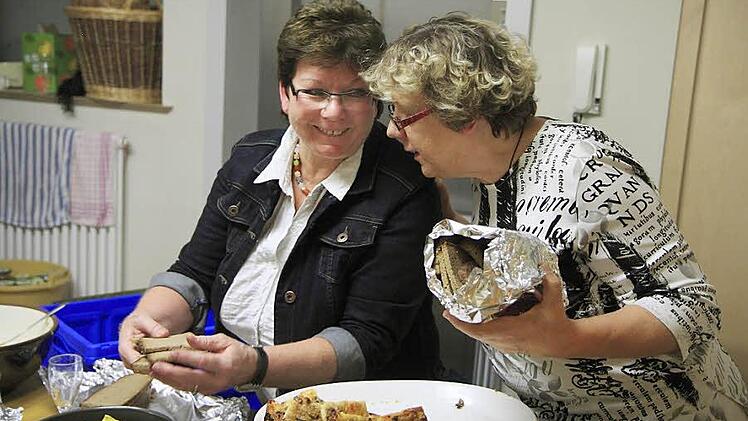 Hildegard Mogalle erklärt Ulrike Lörtzing ihr Rezept: Gemeinsam kochen macht gute Laune.