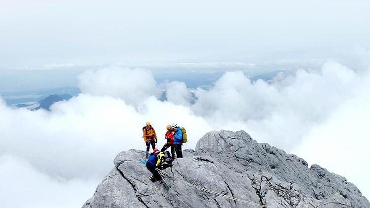 2011 bestieg Schütz die Carstensz-Pyramide in Indonesien. Sie ist mit 4.884 m Höhe der höchste Berg Ozeaniens.