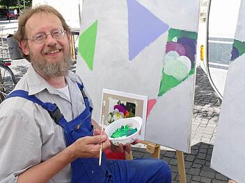 Der in Gundelsheim lebende Maler Peter Schoppel ermunterte Passanten zur Teilnahme am "Atelier auf Zeit". Fotos: Jochen Berger
