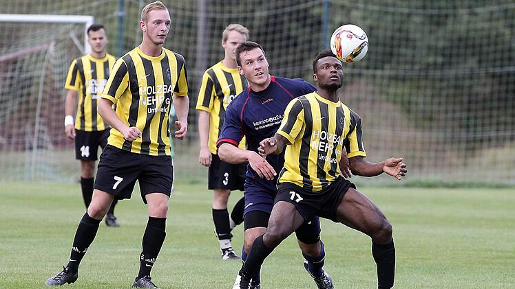 Der Staffelbacher Dominik Fößel beharkt den Oberhaider Kingsley Osuji; hinten Christopher Dratz, Achim Pförtner und Christian Then