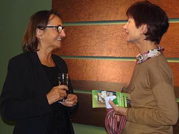 Begegnungen an der Grenze: Andrea Thema (links) und Renate Ortloff, Kulturbeauftrage am Landratsamt Haßberge, kamen über die historischen Collagen ins Gespräch. Foto: Johanna Eckert