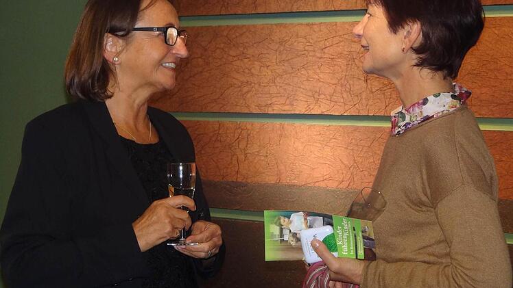 Begegnungen an der Grenze: Andrea Thema (links) und Renate Ortloff, Kulturbeauftrage am Landratsamt Haßberge, kamen über die historischen Collagen ins Gespräch. Foto: Johanna Eckert