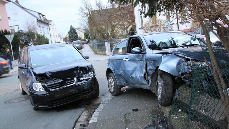 Frontal prallte der VW Touran (links) auf den Kleinwagen eines 18-Jährigen, der aus der Unteren Gartenstraße in die vorfahrtsberechtigte Bahnhofstraße hatte einfahren wollen. Foto: Matthias Einwag
