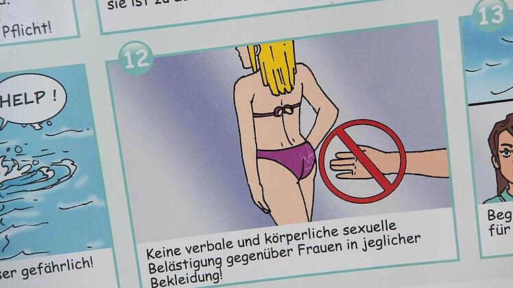 Ein Plakat mit Baderegeln hängt in einem Schwimmbad in München. Dort wird darüber aufgeklärt, dass Frauen weder verbal noch körperlich sexuell belästigt werden dürfen.  Foto: Sven Hoppe/dpa