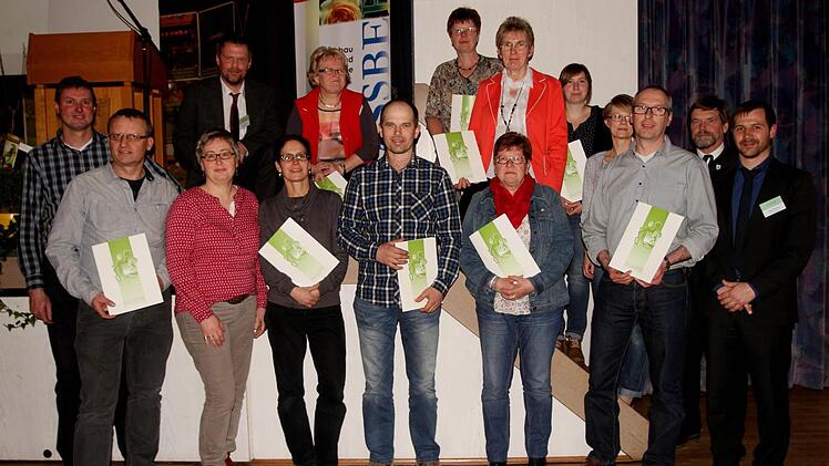 Neun Vereine wurden im Wettbewerb "Junges Gemüse" von den Kreisfachberatern Johannes Bayer (rechts) und Guntram Ulsamer (hintere Reihe links) geehrt.
