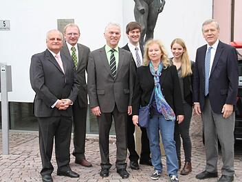 Georg von Waldenfels, Vorsitzender des Kuratoriums der Friedrich-Baur-Stiftung (re.) und der Geschäftsführer des Baur-Versand Albert Klein (li.) verabschiedeten Bernhard Betz (3. v. li.) in den wohlverdienten Ruhestand. Mit im Bild ist Nachfolger Dr. Otmar Fugmann (ab 2. v. li.), Sohn Nikolaus Betz, Ehefrau Gisela Betz und Elena Betz.  Foto: Gerda Völk