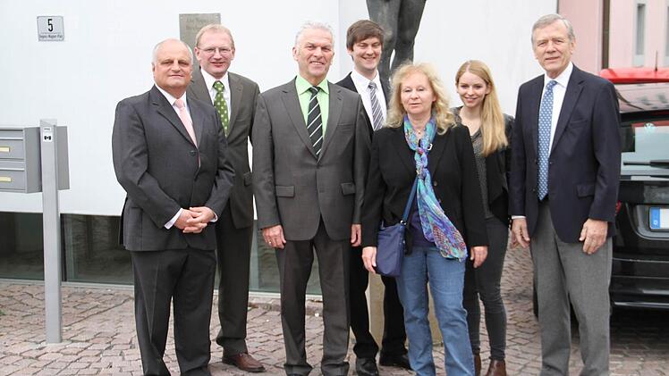 Georg von Waldenfels, Vorsitzender des Kuratoriums der Friedrich-Baur-Stiftung (re.) und der Geschäftsführer des Baur-Versand Albert Klein (li.) verabschiedeten Bernhard Betz (3. v. li.) in den wohlverdienten Ruhestand. Mit im Bild ist Nachfolger Dr. Otmar Fugmann (ab 2. v. li.), Sohn Nikolaus Betz, Ehefrau Gisela Betz und Elena Betz.  Foto: Gerda Völk