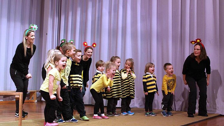 Das Kleinkinderturnen als Hüpfbienen. . Foto: Thomas Dill
