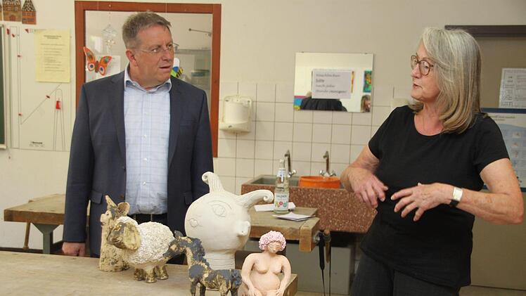 Oberbürgermeister Henry Schramm (CSU) und Organisatorin Jutta Lange gaben in der Oberen Schule den Startschuss für die Sommerkunstwochen.  Foto: Andreas Schmitt