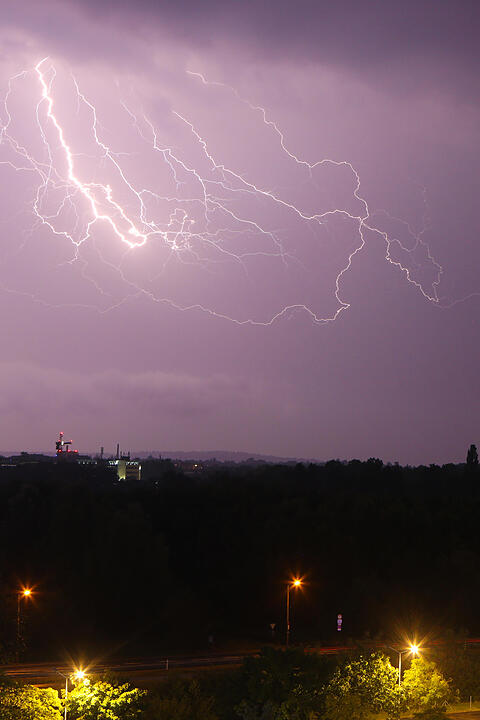 Lichtspektakel am Nürnberger Himmel - Gewitter zieht über Franken