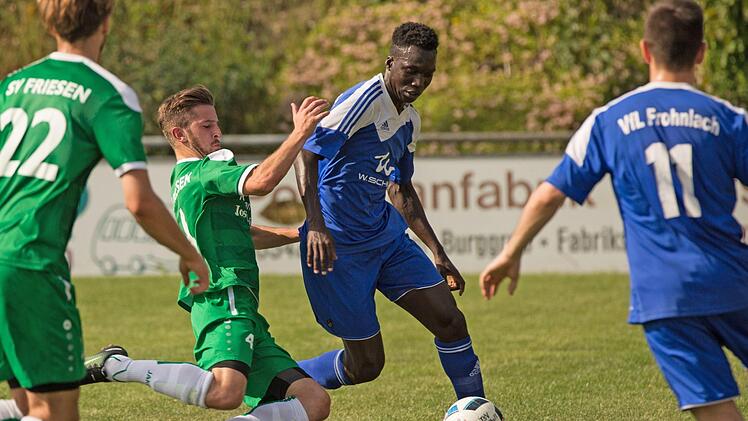 Zuletzt trafen der SV Friesen und der VfL Frohnlach Anfang Juli beim Sportfest in Windheim aufeinander (3:2-Sieg für den SV). Zweikämpfe zwischen Andreas Baier (grünes Trikot) und VfL-Neuzugang Sayko Trawally sind auch am Samstag im Willi-Schillig-Stadion zu erwarten. Foto: Heinrich Weiß