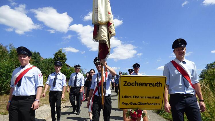 Die Feuerwehr Zochenreuth erinnerte mit dem alten Ortsschild daran, dass  der Ort vor der Gebeitsreform  zum einstigen Landkreis Ebermannstadt gehörte. Foto: Thomas Weichert
