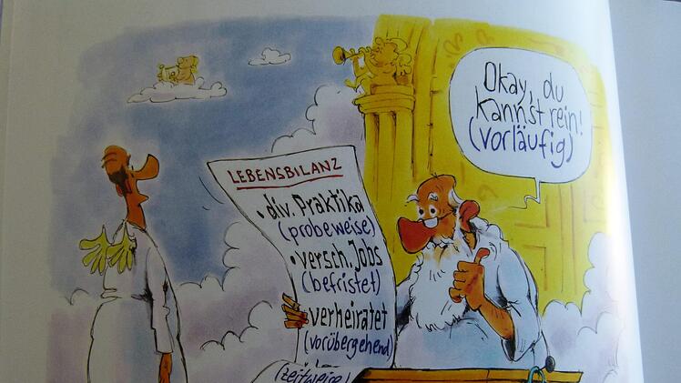 Karikatur von Gerhard Mester: Mit einer traurigen Lebensbilanz will ein Mensch durch die Himmelspforte.