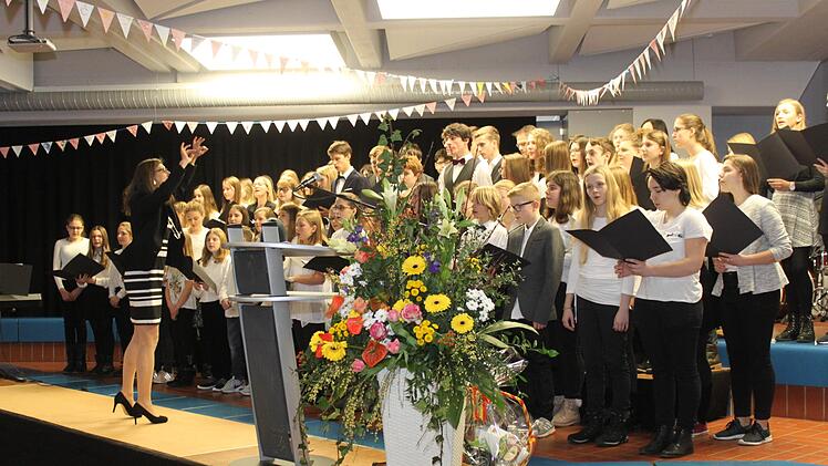 Der Schulchor singt.  Foto: Carmen Schwind