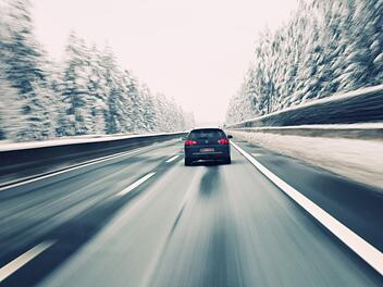 Auf der teils schneebedeckten A3 geriet ein Mann im Landkreis Würzburg ins Schleudern und sein Wagen überschlug sich mehrfach. Symbolfoto: robsonphoto/Adobe Stock