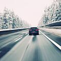 Auf der teils schneebedeckten A3 geriet ein Mann im Landkreis Würzburg ins Schleudern und sein Wagen überschlug sich mehrfach. Symbolfoto: robsonphoto/Adobe Stock