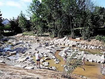 Der neue Wassererlebnis-Spielplatz in Pödeldorf ist schon zum Eldorado für Familien mit Kindern geworden. Foto: Joseph Beck