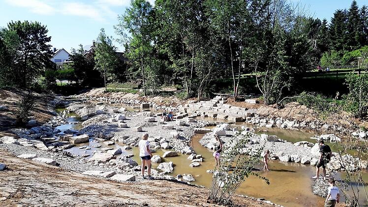 Der neue Wassererlebnis-Spielplatz in Pödeldorf ist schon zum Eldorado für Familien mit Kindern geworden. Foto: Joseph Beck