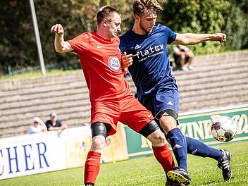 Nach 13 Spieltagen ist die Saison für den ATS Kulmbach beendet. Die dritte Absage mangels Personal hat den Ausschluss zur Folge. Die Spieler (rechts Alexander Efremov im Zweikampf mit Xander Netolit vom TSV St. Johannis Bayreuth) können sich nun neue Vereine suchen.