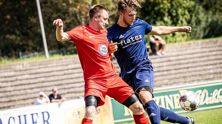 Nach 13 Spieltagen ist die Saison für den ATS Kulmbach beendet. Die dritte Absage mangels Personal hat den Ausschluss zur Folge. Die Spieler (rechts Alexander Efremov im Zweikampf mit Xander Netolit vom TSV St. Johannis Bayreuth) können sich nun neue Vereine suchen.
