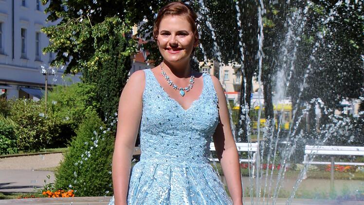 Ann-Sophie Brath im Quellenköniginnen-Kleid