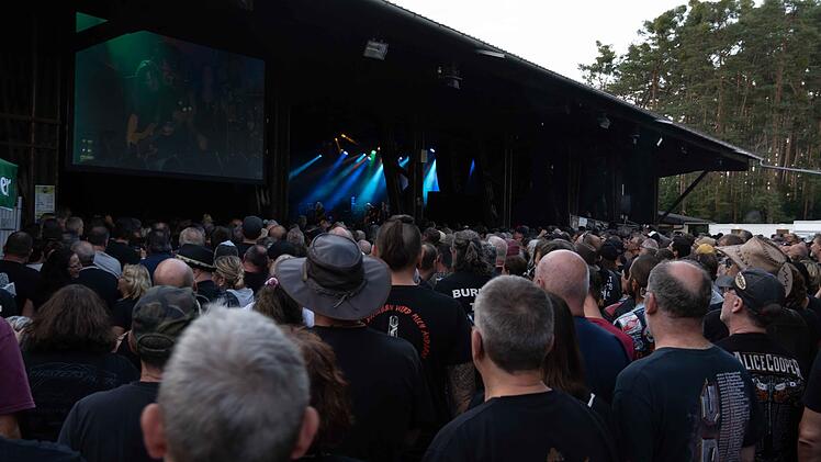 Pyraser Landbrauerei veranstaltet Mega-Darts-Event mit Stars
