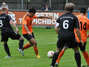 Der Kreuzbandriss, den sich Alper Yürük (2. von links, hier im Spiel beim FC Kronach) gegen die SG Regnitzlosau zuzog, war ein schwerer Schlag für den ASV Kleintettau. Foto: Herbert Kalb