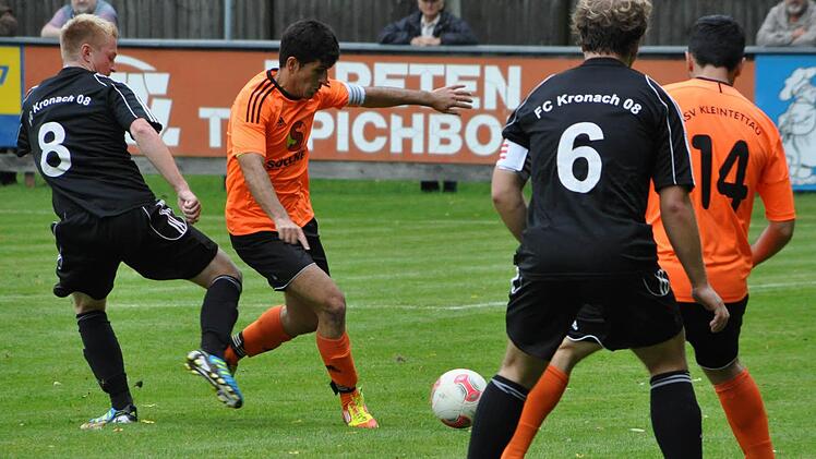 Der Kreuzbandriss, den sich Alper Yürük (2. von links, hier im Spiel beim FC Kronach) gegen die SG Regnitzlosau zuzog, war ein schwerer Schlag für den ASV Kleintettau. Foto: Herbert Kalb