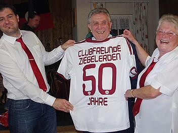 Ehrenpräsident und Gründungmitglied Helmut Simon (Mitte) erhielt beim Festabend gleich mehrere Auszeichnungen. Das Bild zeigt ihn mit Vorsitzenden Andy Kapfhammer (links) und der Zweiten Vorsitzenden Renate Graf (rechts). Foto: Heike Schülein